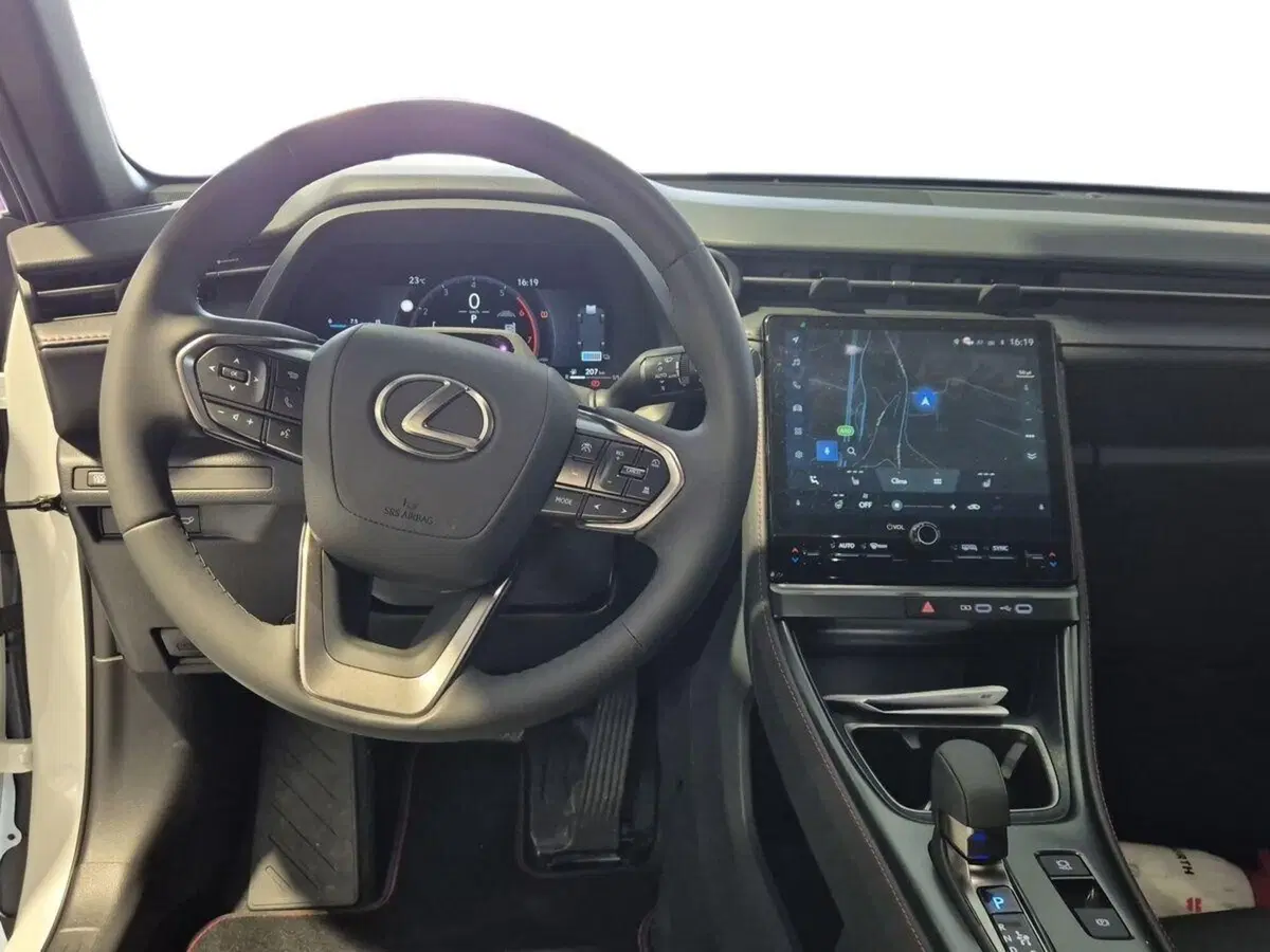 Lexus LBX usata a Genova (7)