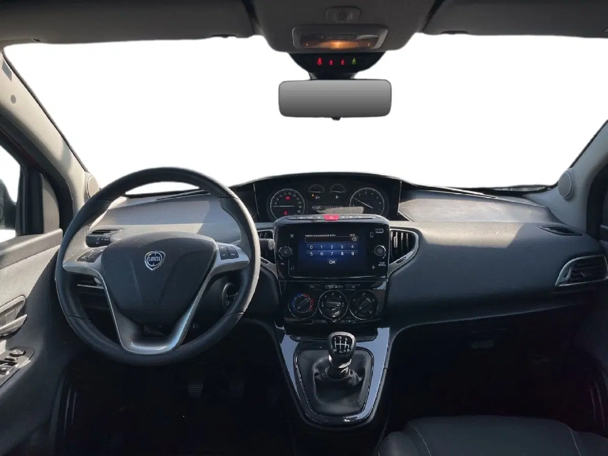 Lancia Ypsilon usata a Torino (8)