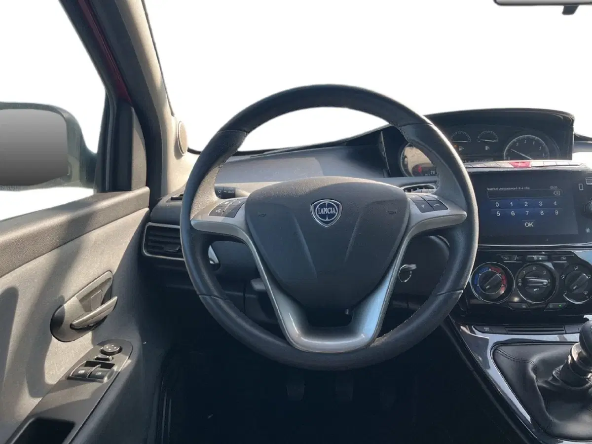 Lancia Ypsilon usata a Torino (9)