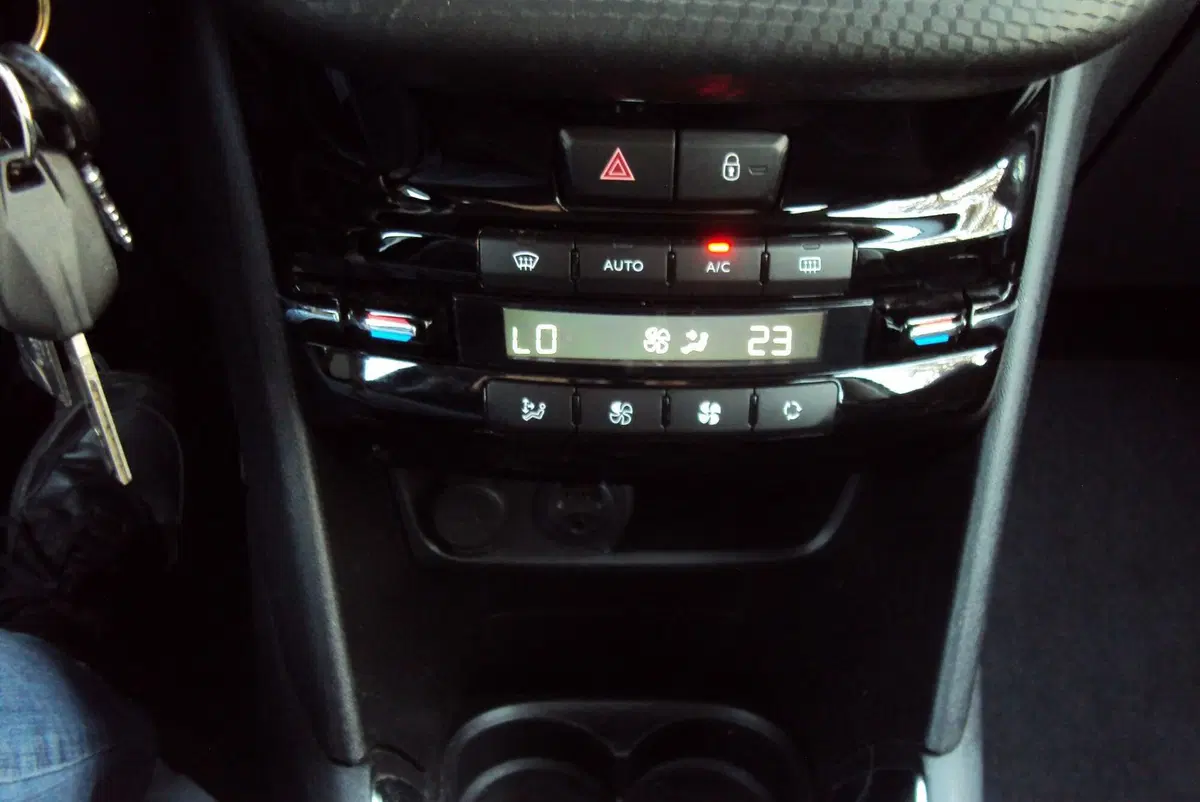 Peugeot 208 usata a Bologna (15)