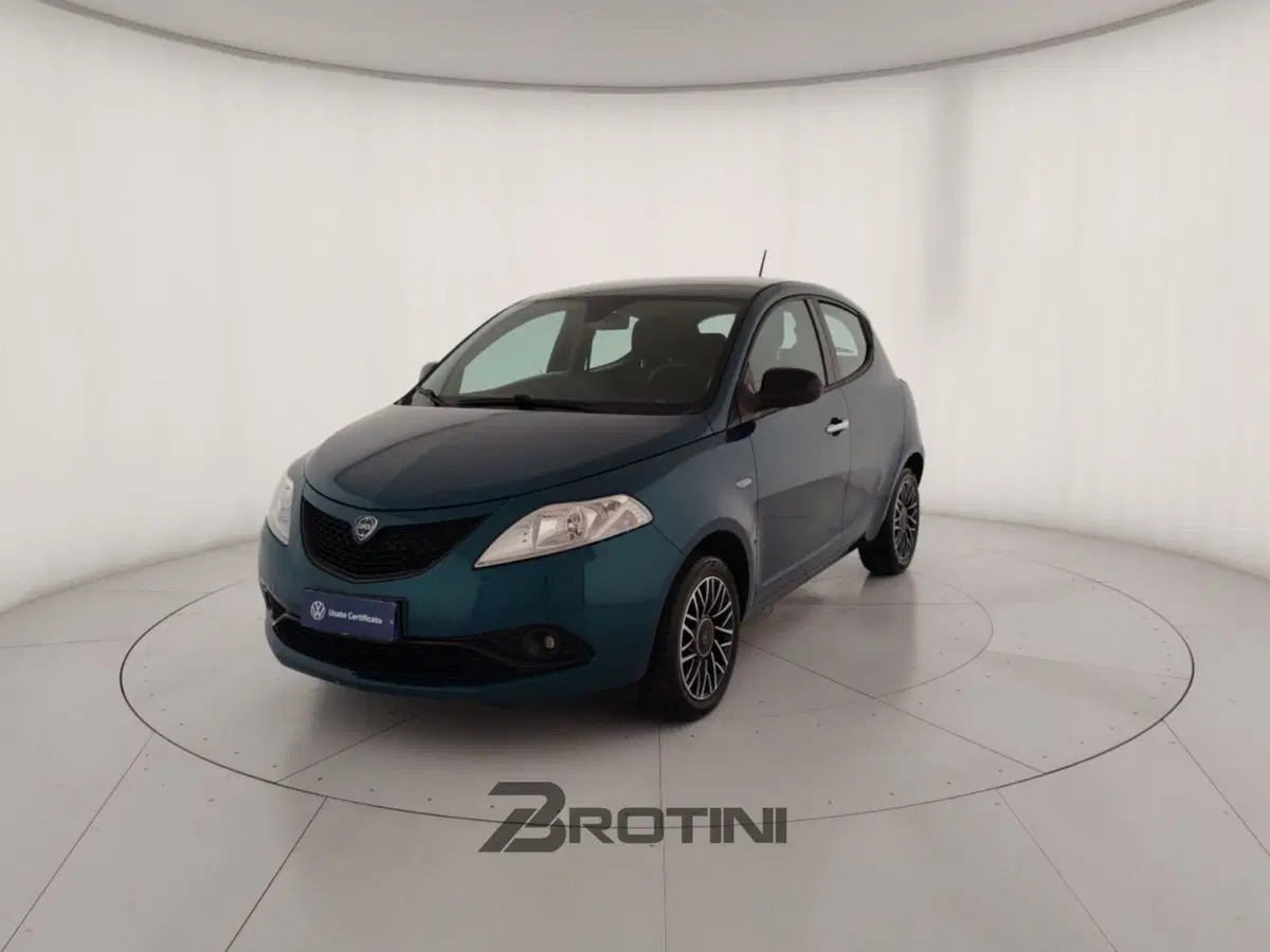Lancia Ypsilon usata a Massa-Carrara