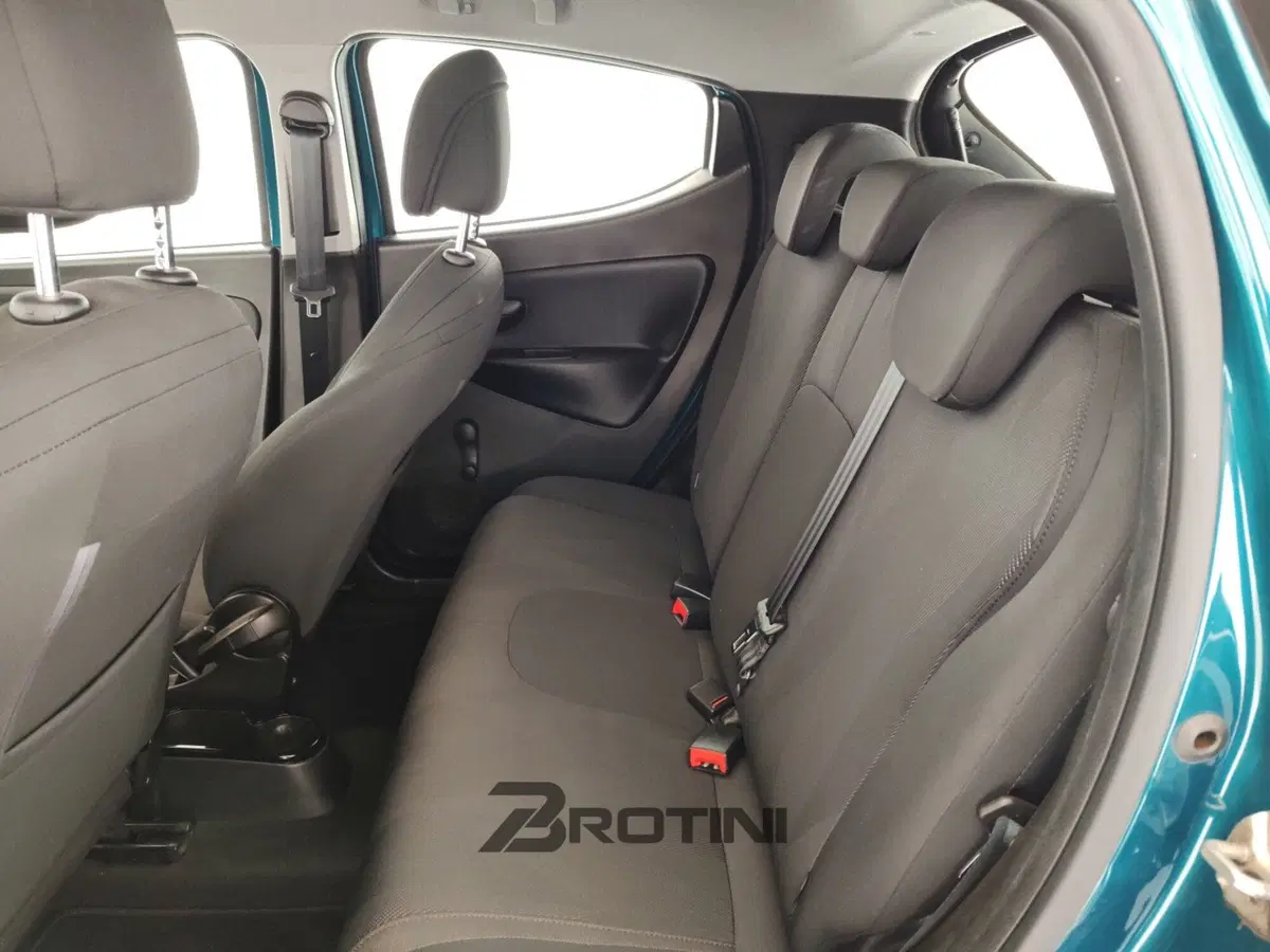 Lancia Ypsilon usata a Massa-Carrara (10)