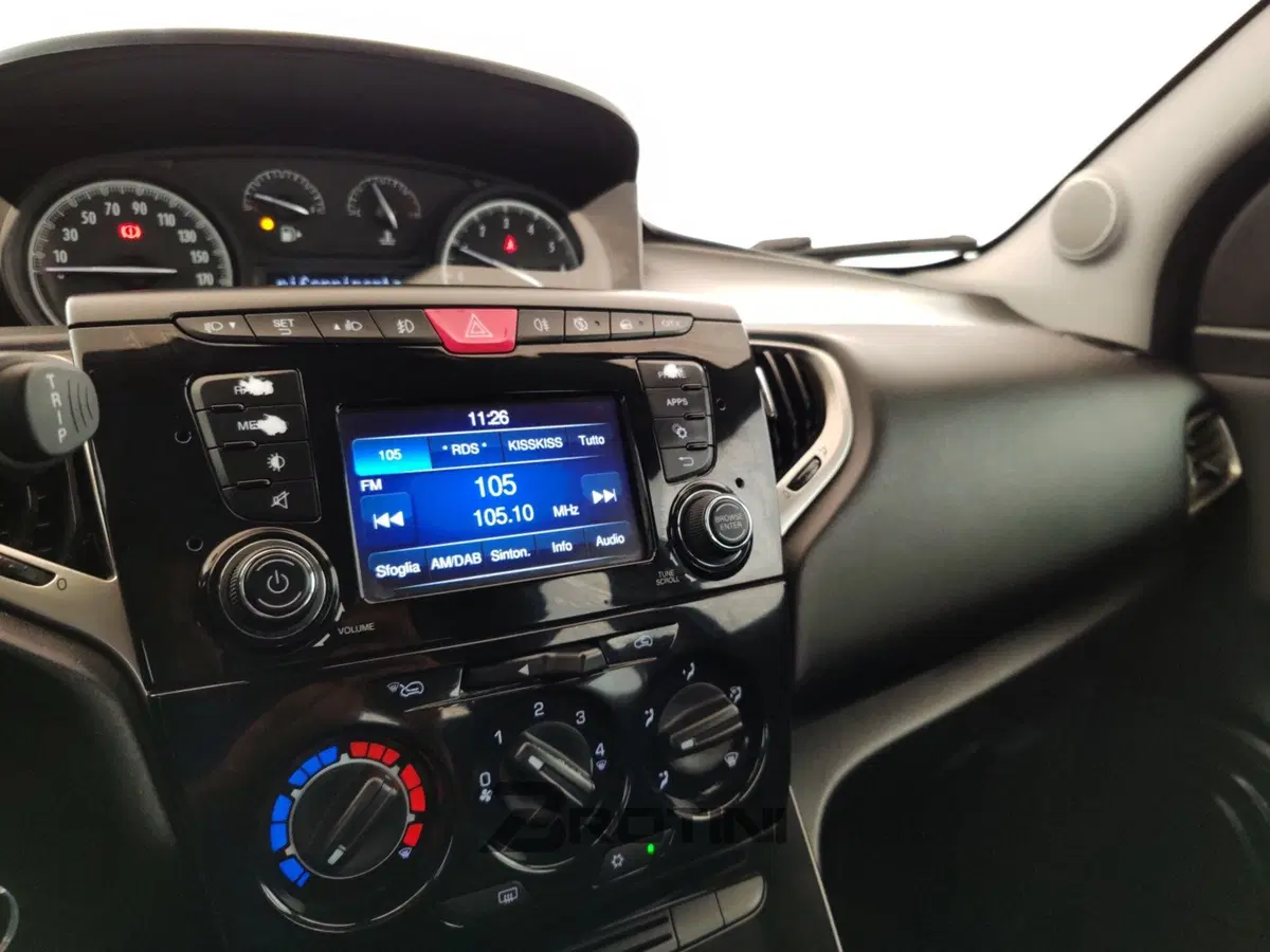 Lancia Ypsilon usata a Massa-Carrara (11)