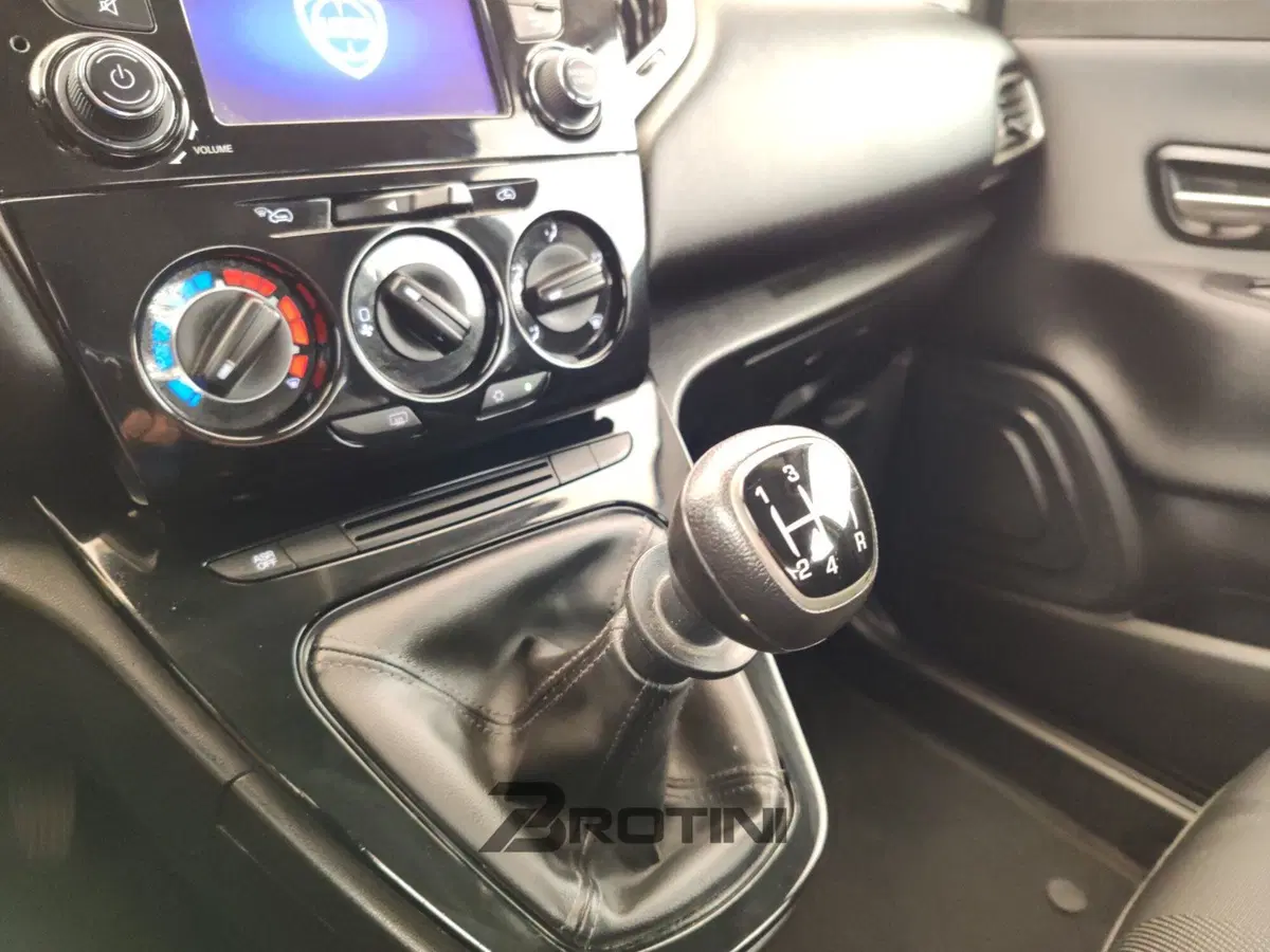 Lancia Ypsilon usata a Massa-Carrara (12)
