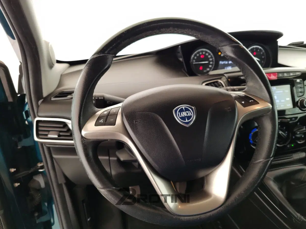 Lancia Ypsilon usata a Massa-Carrara (13)