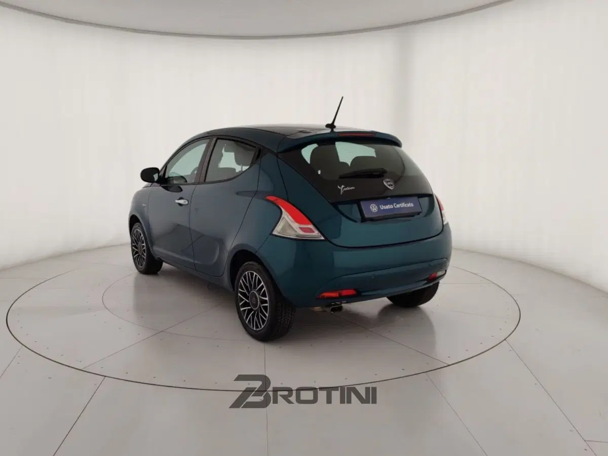 Lancia Ypsilon usata a Massa-Carrara (2)