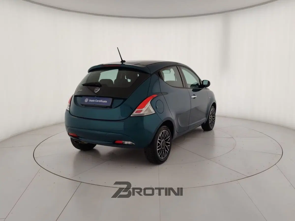 Lancia Ypsilon usata a Massa-Carrara (3)