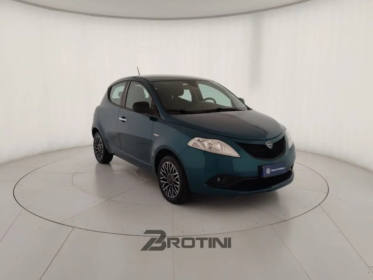 Lancia Ypsilon usata a Massa-Carrara (4)