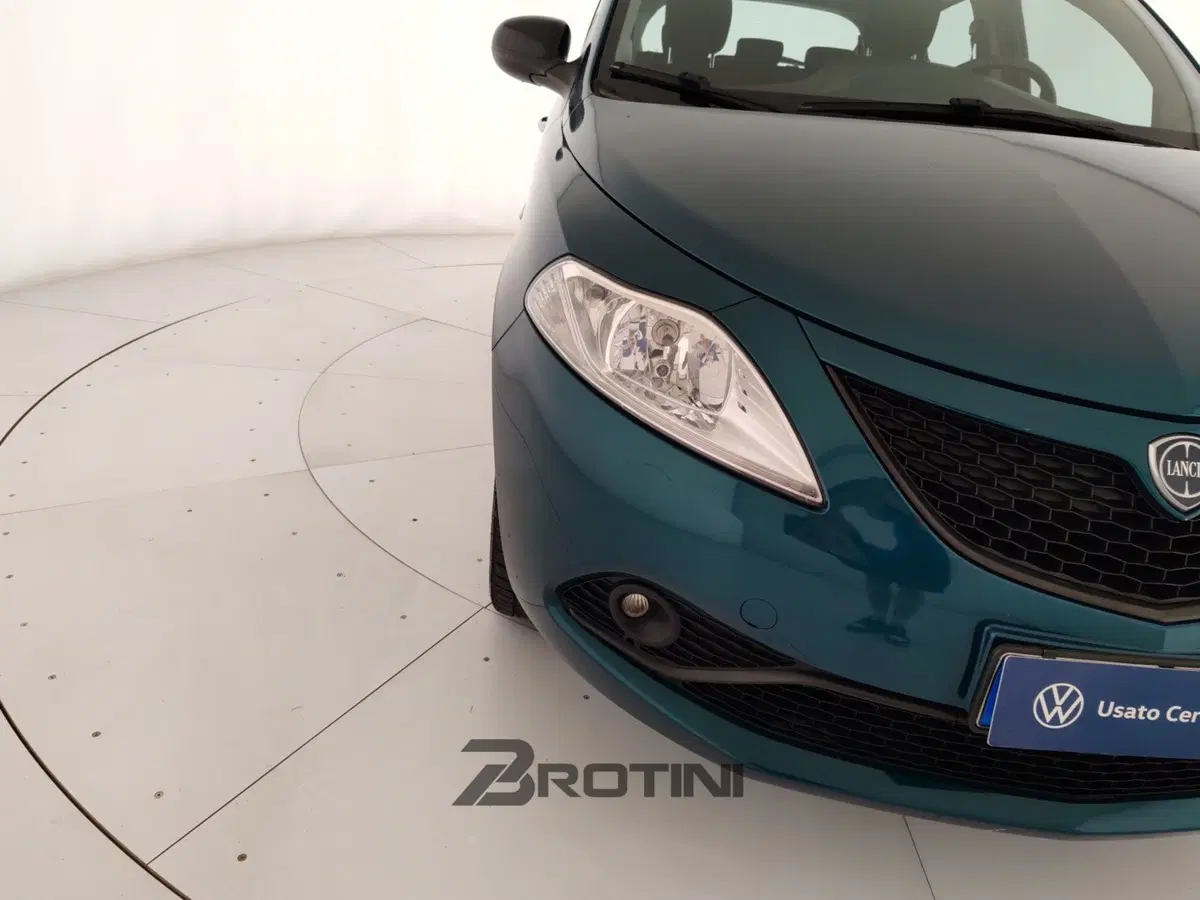 Lancia Ypsilon usata a Massa-Carrara (5)