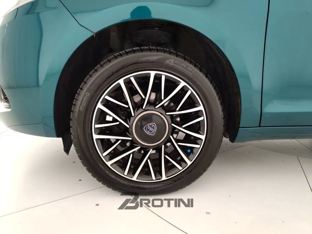 Lancia Ypsilon usata a Massa-Carrara (6)