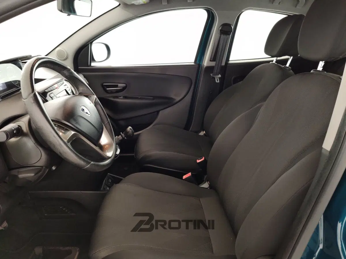 Lancia Ypsilon usata a Massa-Carrara (7)