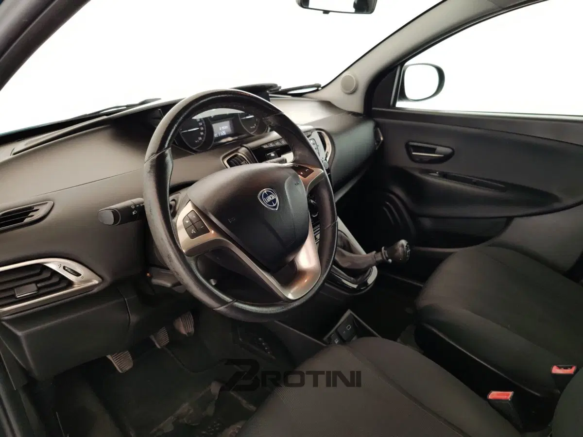Lancia Ypsilon usata a Massa-Carrara (8)