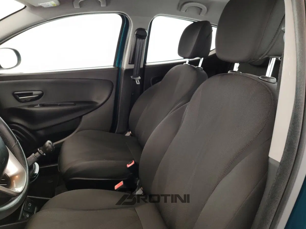Lancia Ypsilon usata a Massa-Carrara (9)