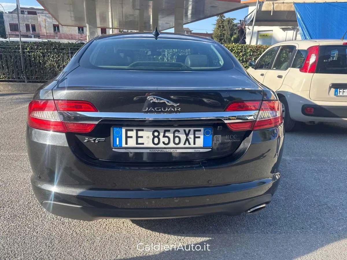 Jaguar XF usata a Salerno (8)
