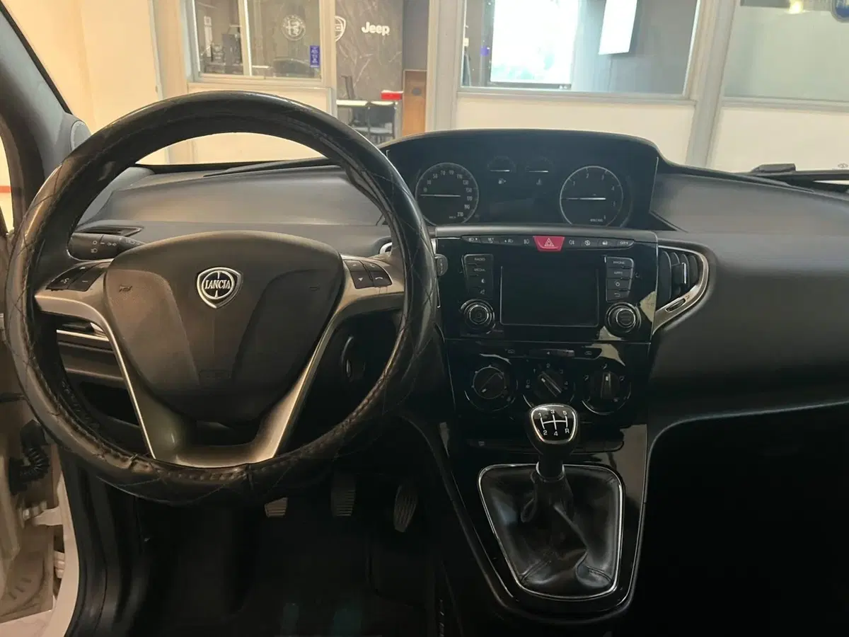 Lancia Ypsilon usata a Lucca (11)