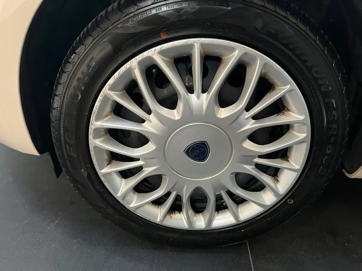 Lancia Ypsilon usata a Lucca (7)