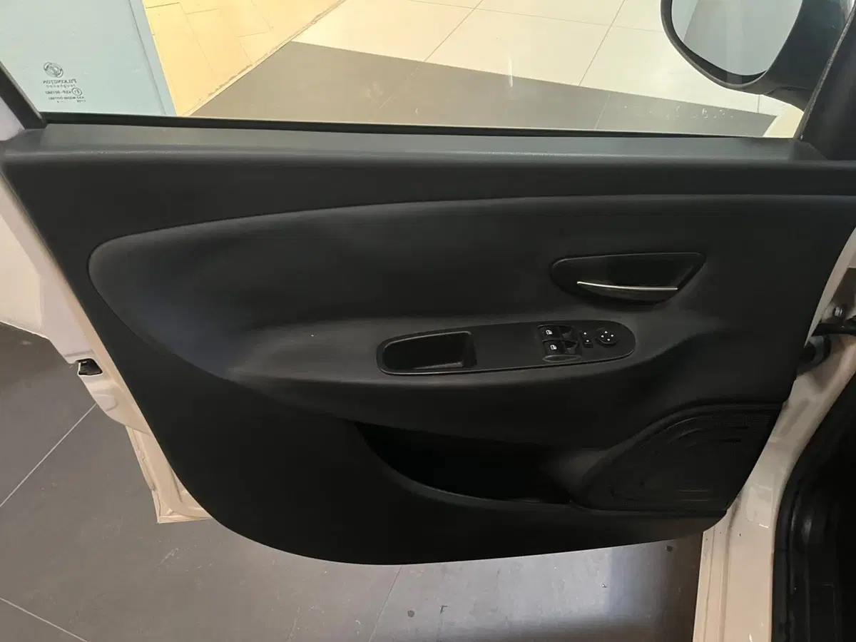Lancia Ypsilon usata a Lucca (8)