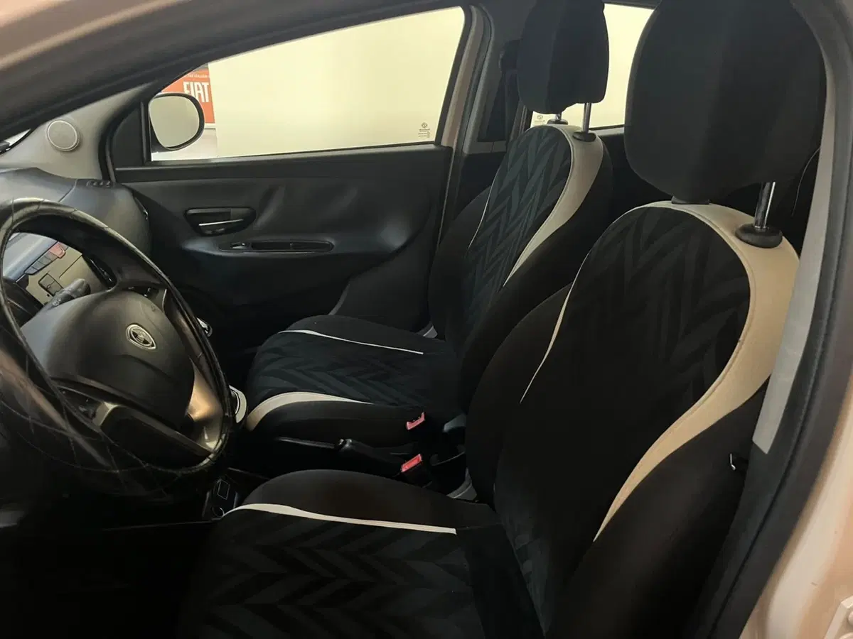 Lancia Ypsilon usata a Lucca (9)
