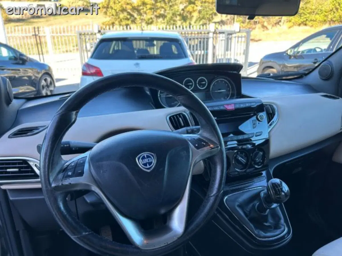Lancia Ypsilon usata a Campobasso (14)