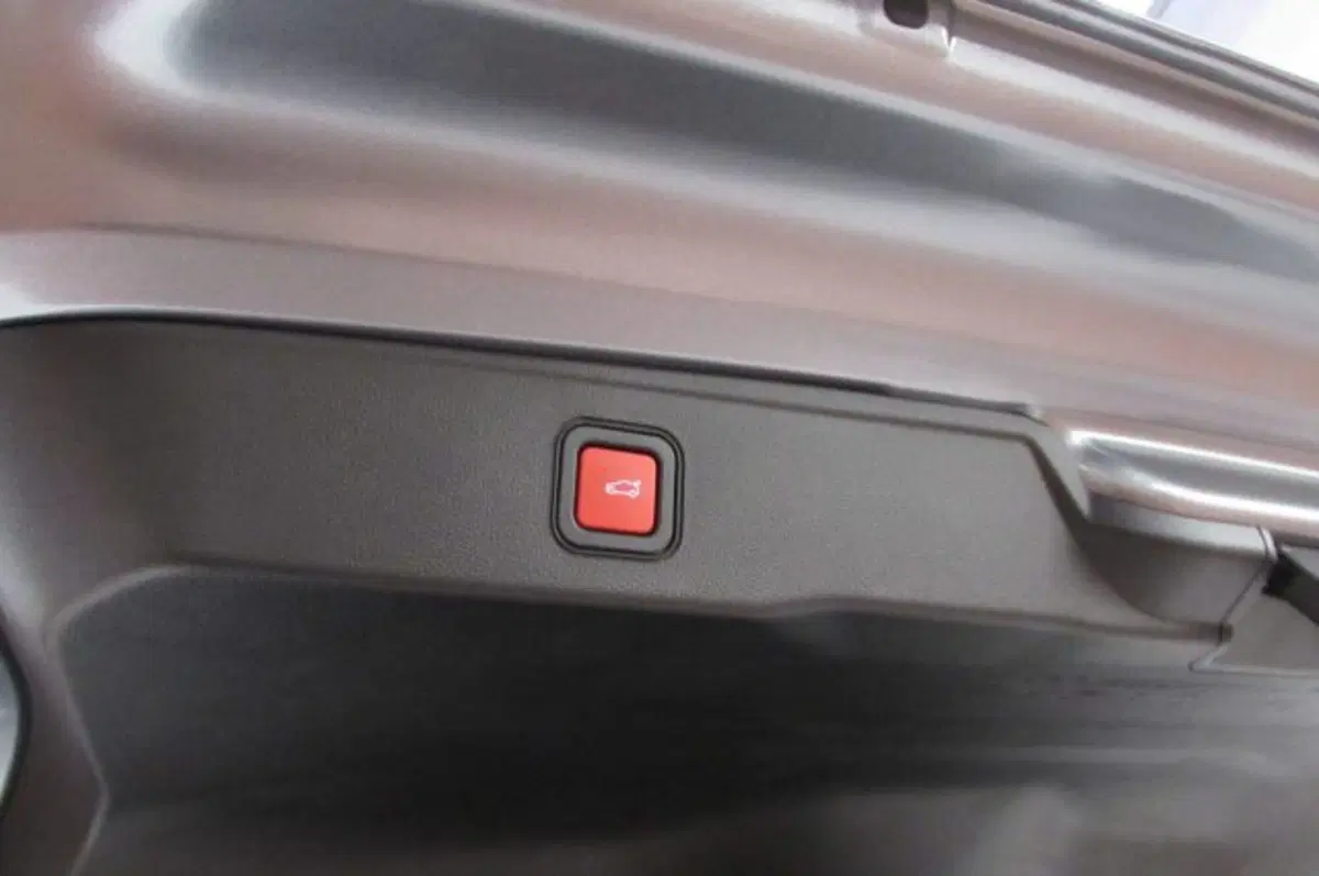 Jeep Avenger nuova a Milano (14)