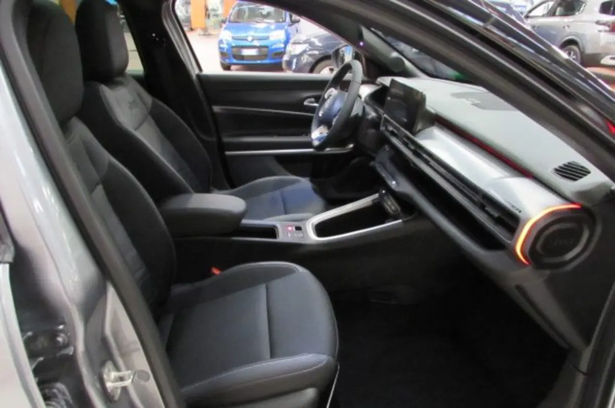 Jeep Avenger nuova a Milano (16)