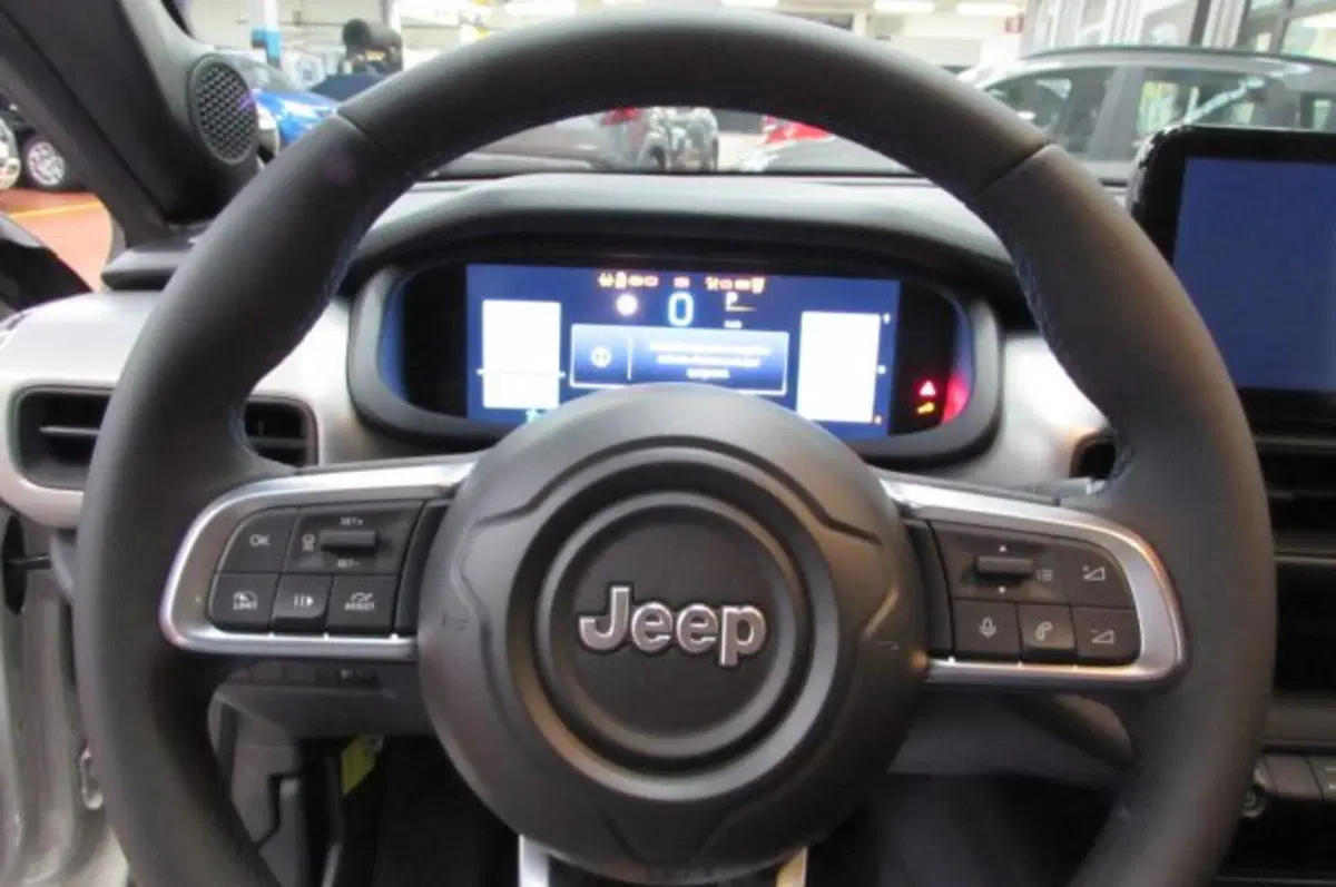 Jeep Avenger nuova a Milano (12)