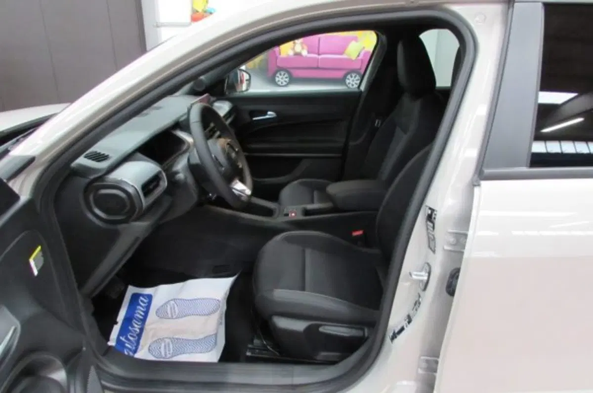 Jeep Avenger nuova a Milano (7)