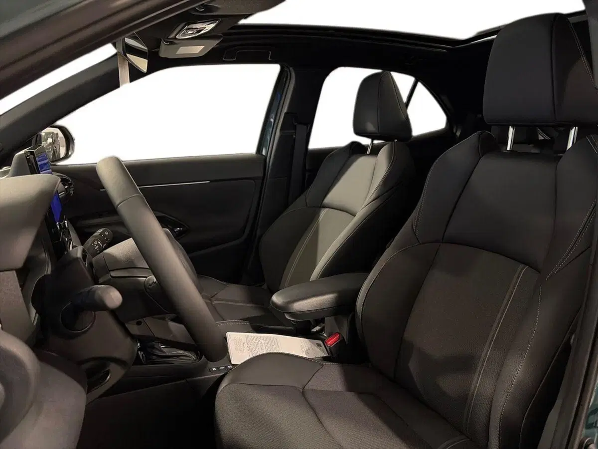 Toyota Yaris Cross nuova a Genova (18)