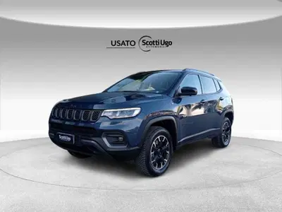 Jeep Compass full-electric Overland 4xe 375cv auto del 2023 usata a Siena
