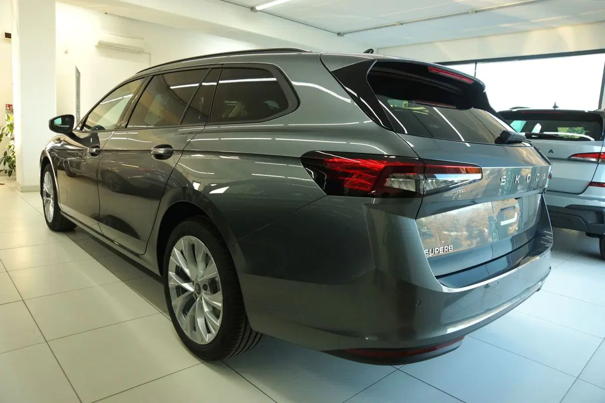 Skoda Superb nuova a Torino (11)