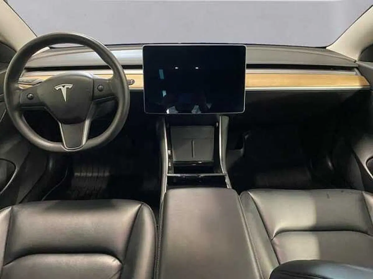 Tesla Model 3 nuova a Milano (11)