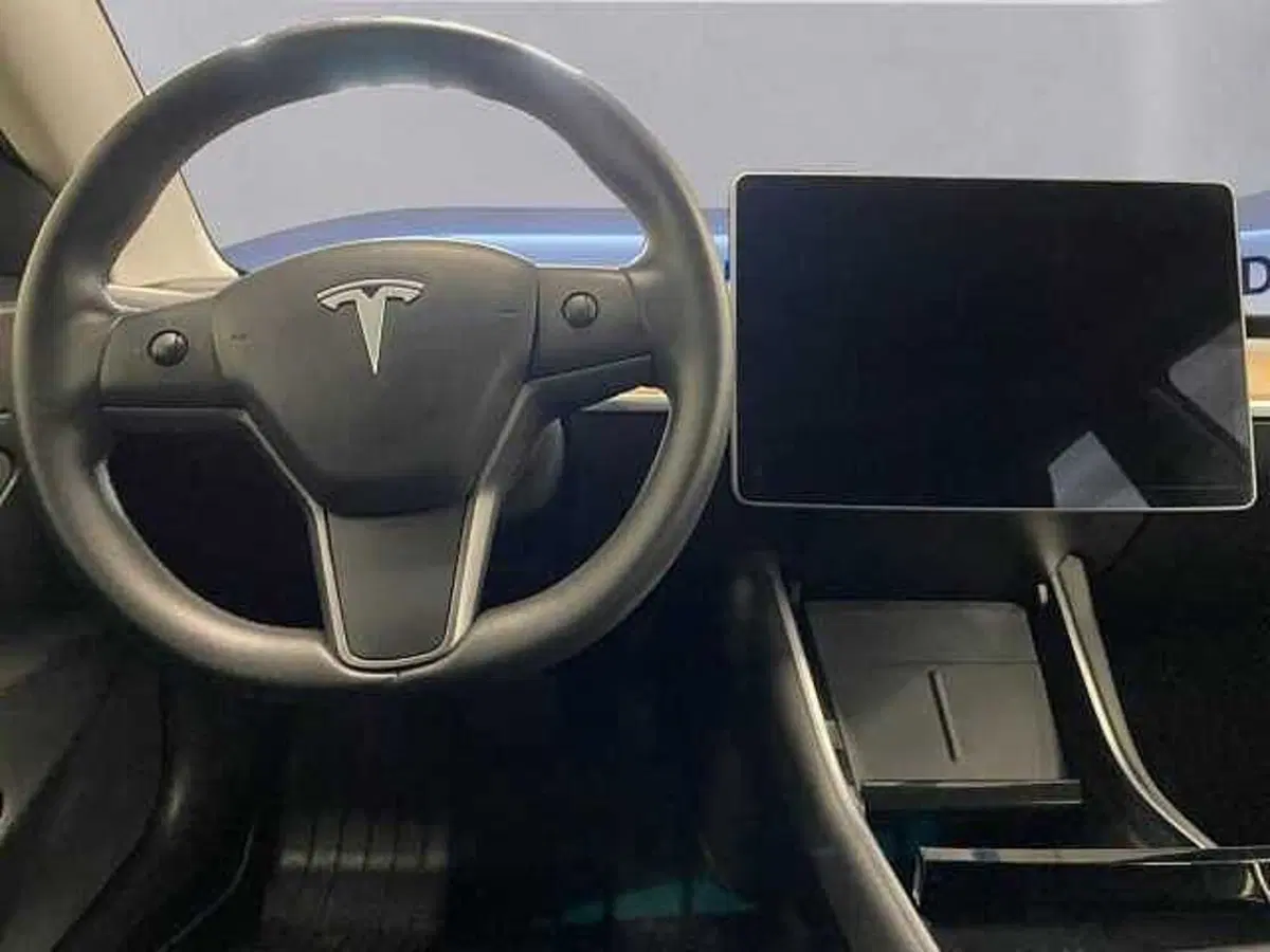 Tesla Model 3 nuova a Milano (12)