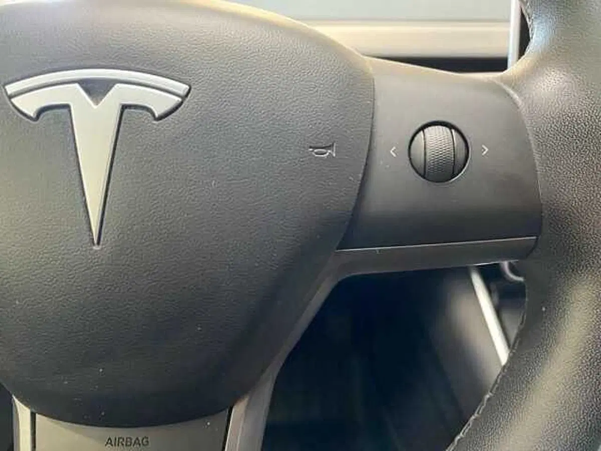 Tesla Model 3 nuova a Milano (18)