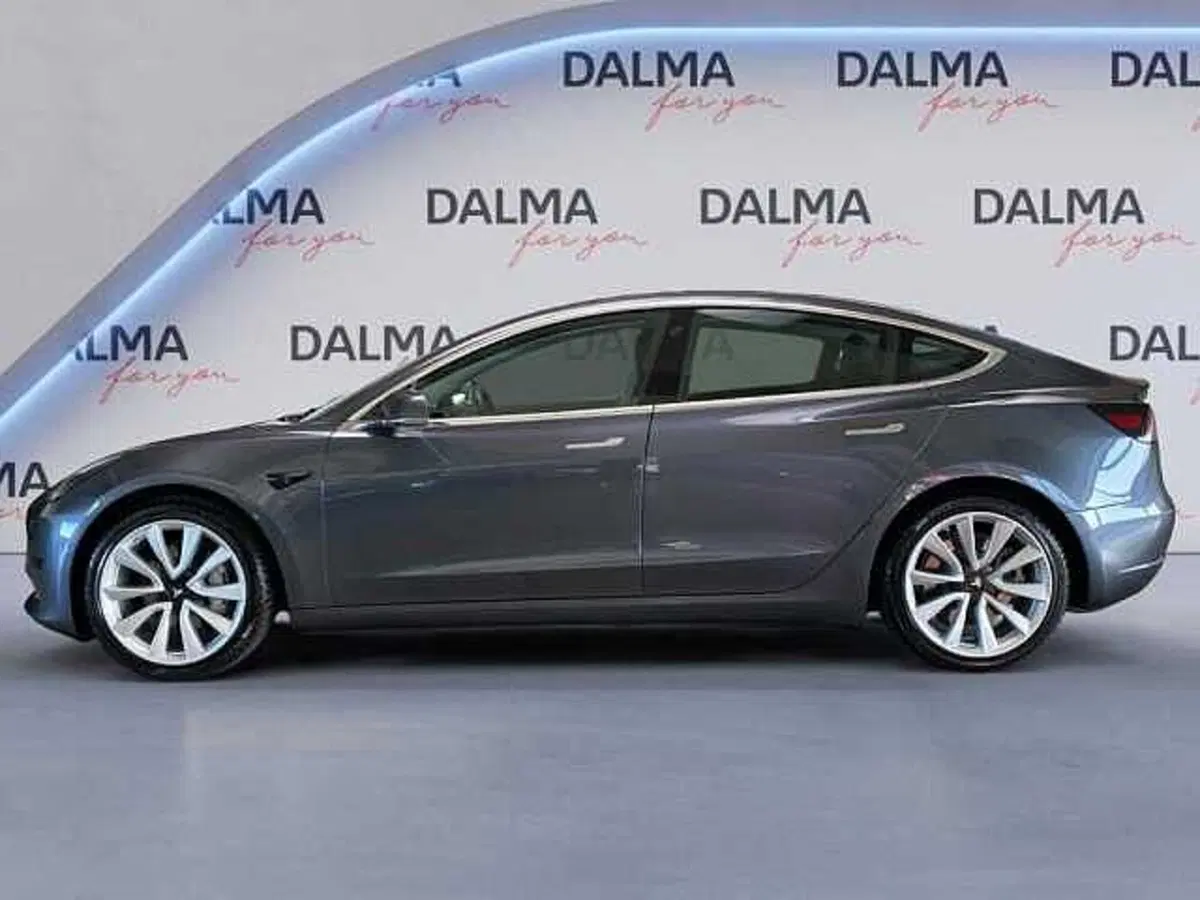 Tesla Model 3 nuova a Milano (2)