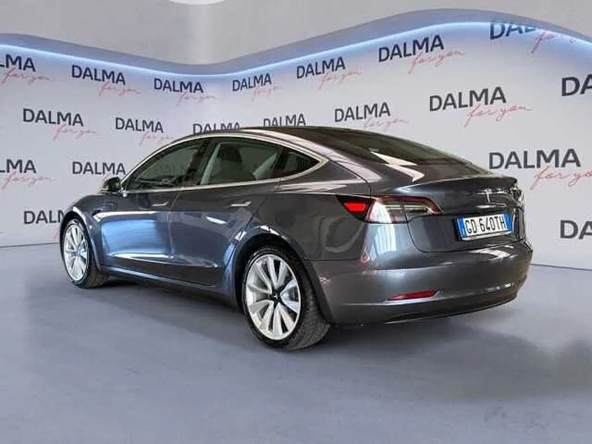 Tesla Model 3 nuova a Milano (3)