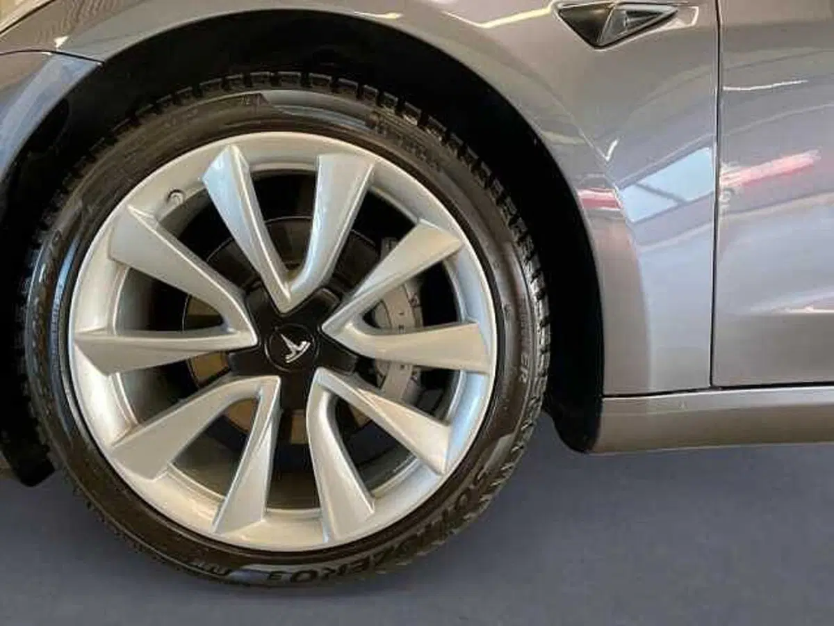 Tesla Model 3 nuova a Milano (9)