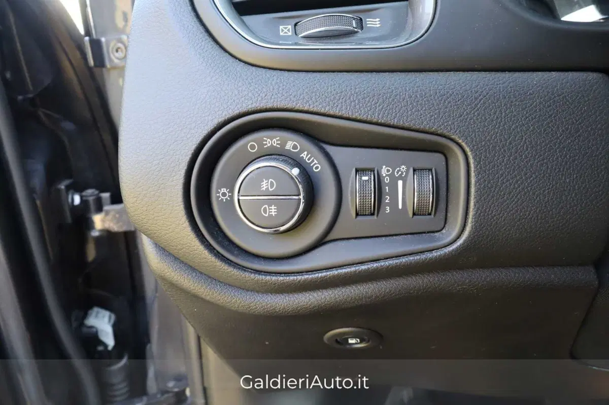 Jeep Avenger usata a Salerno (18)
