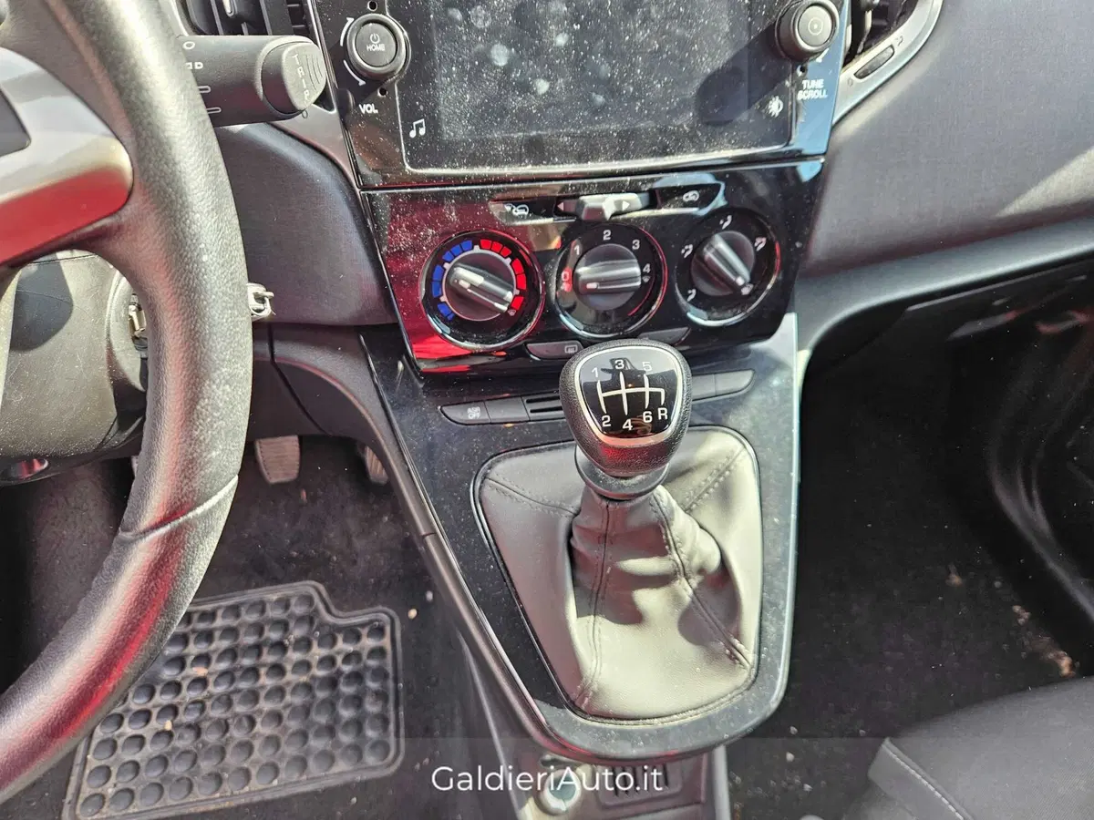 Lancia Ypsilon usata a Salerno (11)