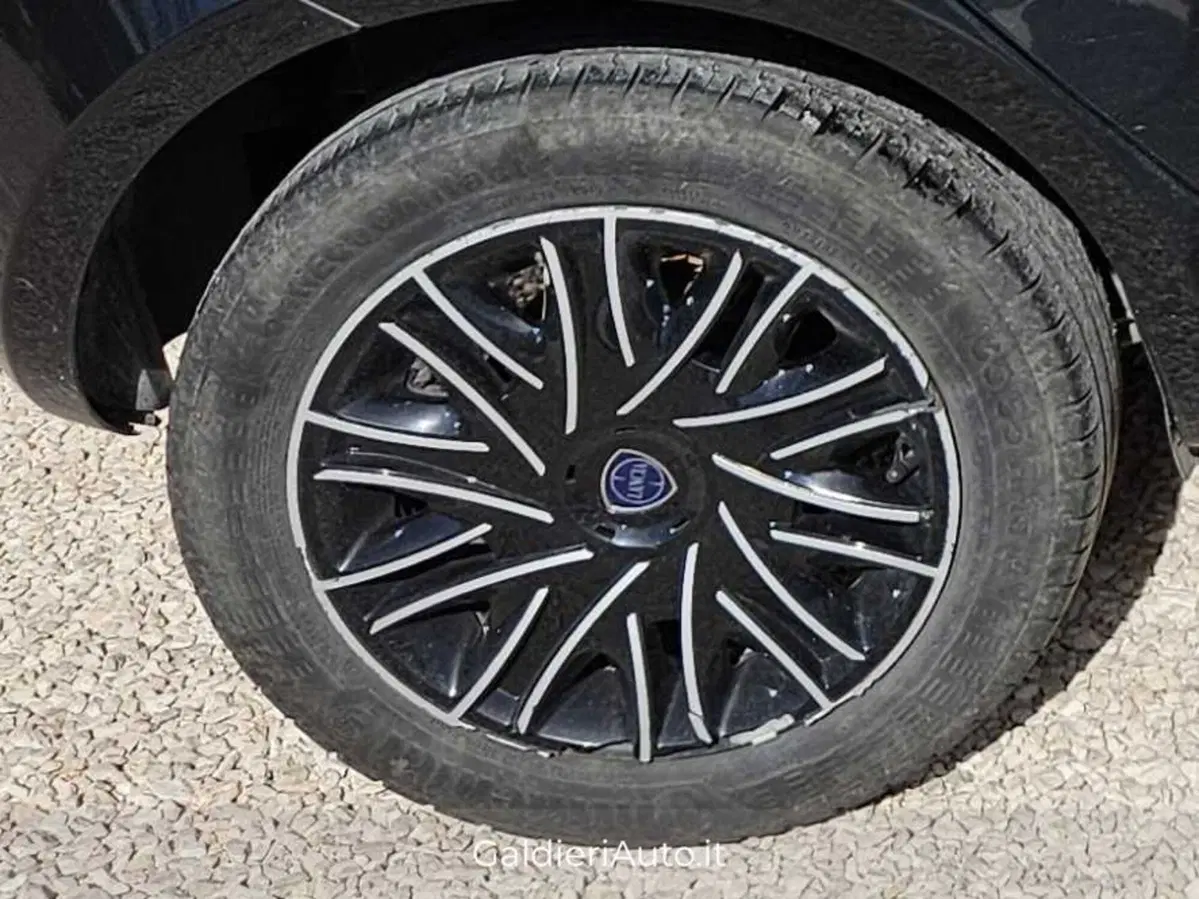 Lancia Ypsilon usata a Salerno (12)