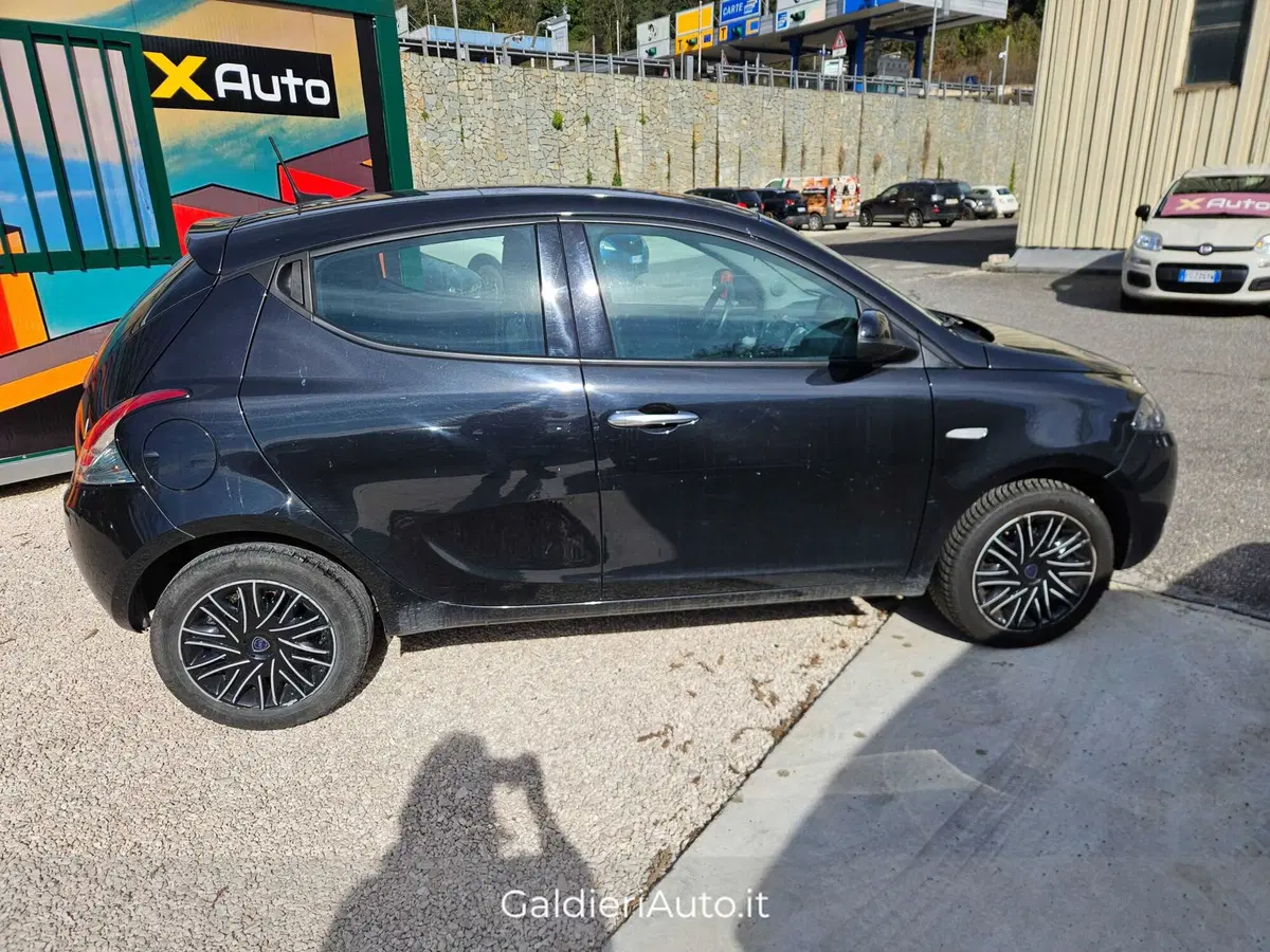 Lancia Ypsilon usata a Salerno (2)
