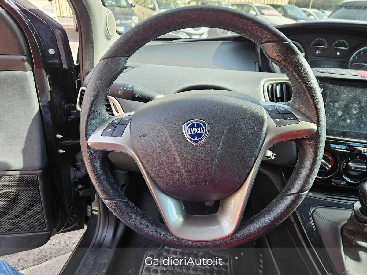 Lancia Ypsilon usata a Salerno (5)