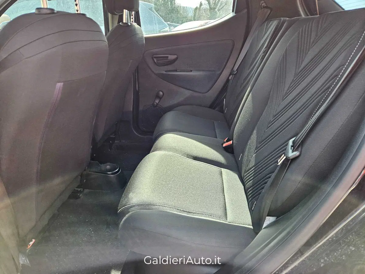 Lancia Ypsilon usata a Salerno (7)