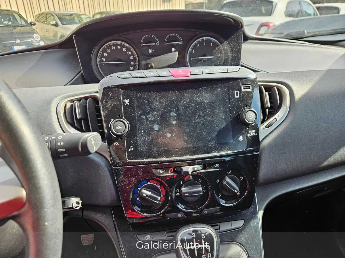 Lancia Ypsilon usata a Salerno (8)