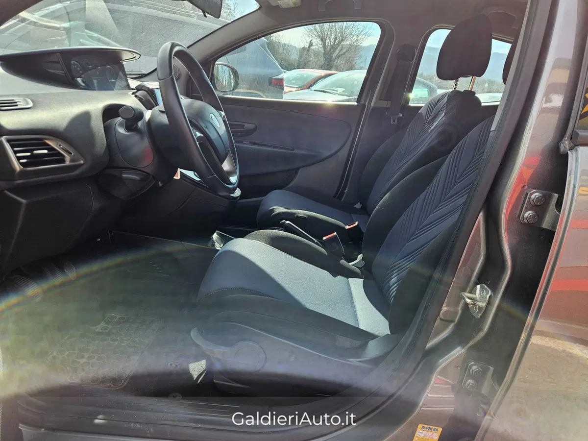 Lancia Ypsilon usata a Salerno (10)