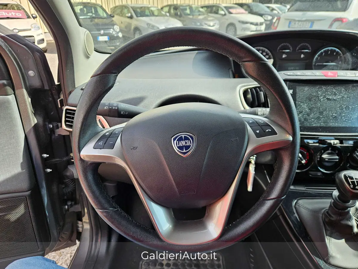 Lancia Ypsilon usata a Salerno (12)