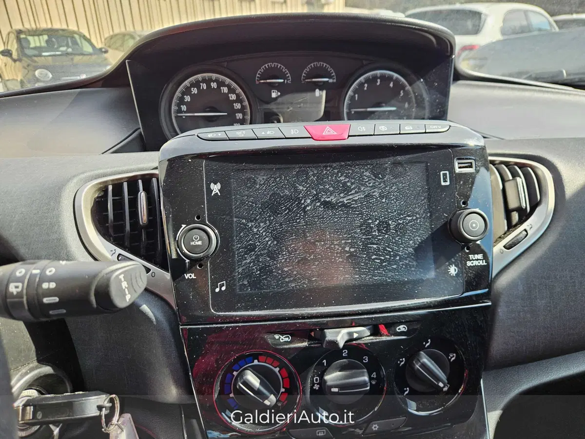 Lancia Ypsilon usata a Salerno (13)