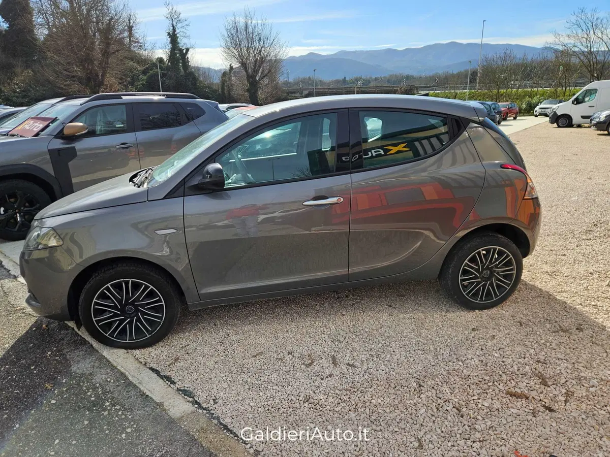 Lancia Ypsilon usata a Salerno (3)