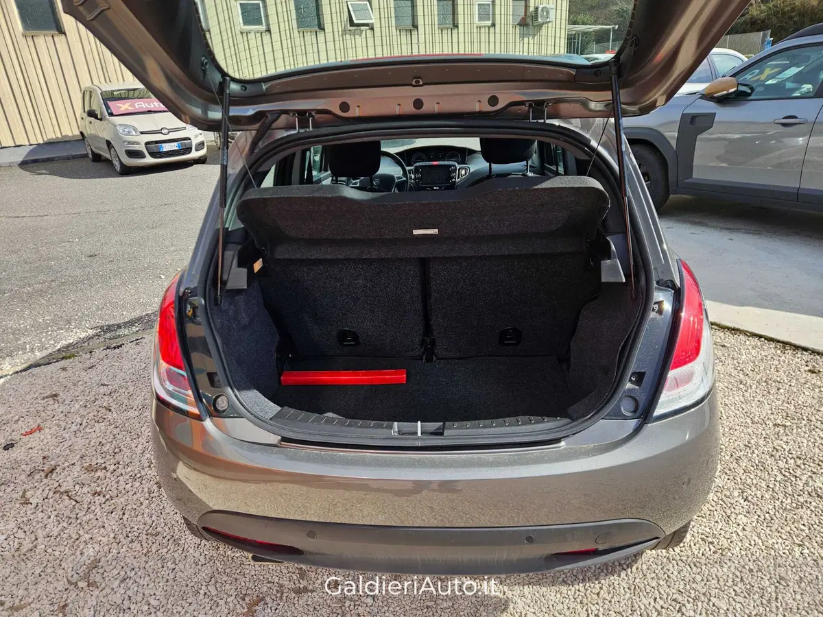 Lancia Ypsilon usata a Salerno (5)