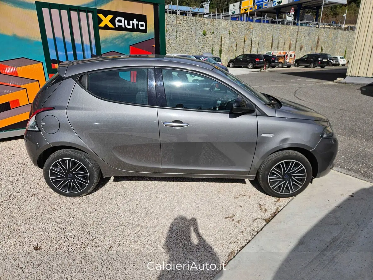 Lancia Ypsilon usata a Salerno (7)