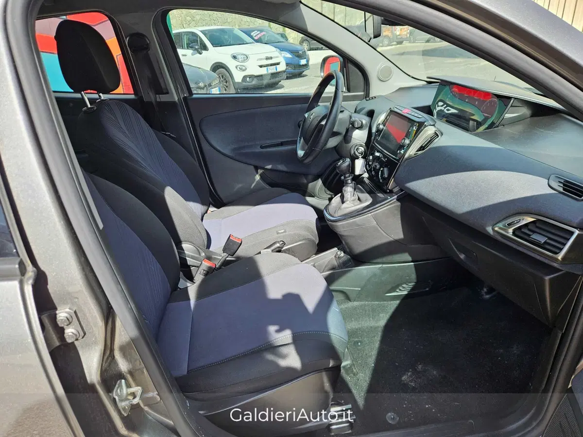 Lancia Ypsilon usata a Salerno (9)